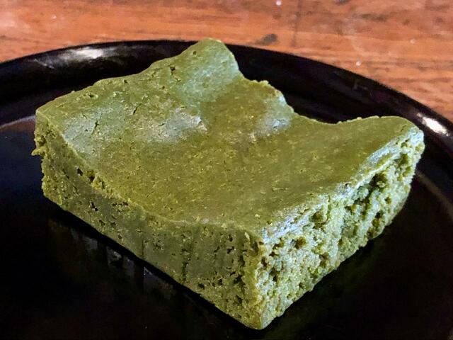 【ファミリーマート濃い抹茶のガトーショコラ】サイズは手のひらより少し大きいくらい