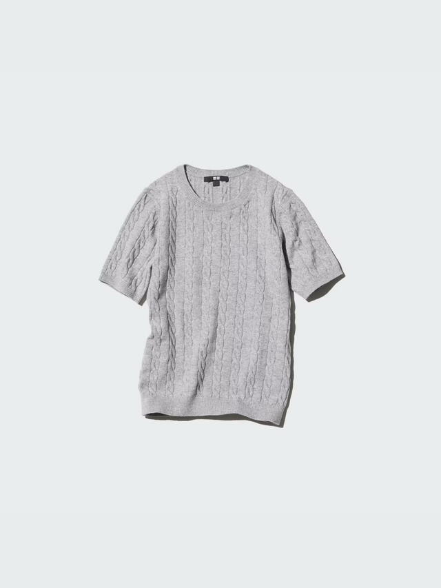 「ケーブルクルーネックセーター」2,990円（税込）