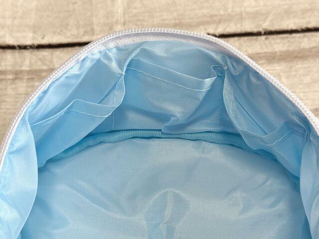 収納スペースの正面側に区切りポケットが3つついています