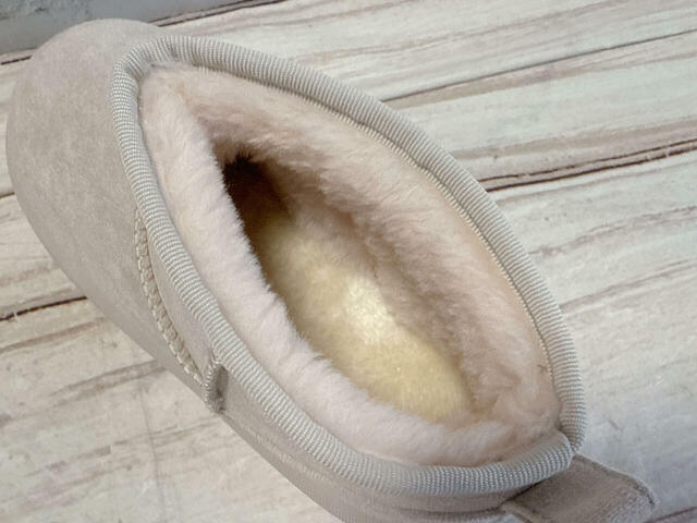 内側はふわふわのエコファー。一見シープスキンと見間違うほどのクオリティ！