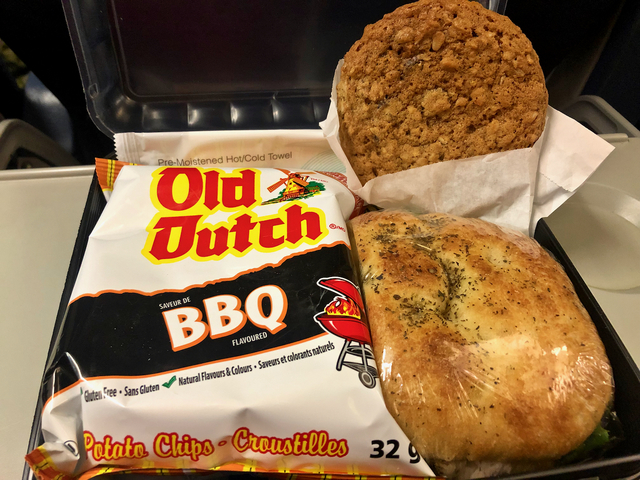 通常のフライトと同様、機内食を提供。ドリンクサービスも。