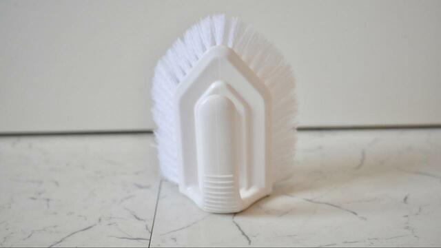 【ニトリ　ゴムの力で汚れを落とすバスブラシ】頑固な汚れは水だけでは難しいかもしれないので、そこは洗剤をつけると良さそうです