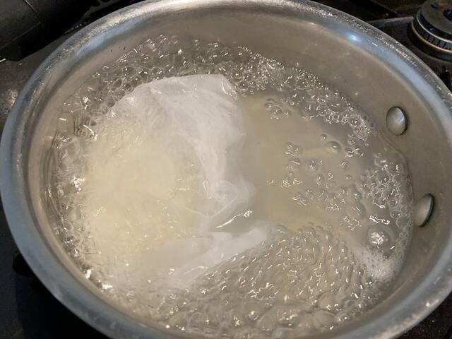 【セリア ごはんが炊ける袋】沸騰したお湯の中に袋を入れ、15分湯炊きします