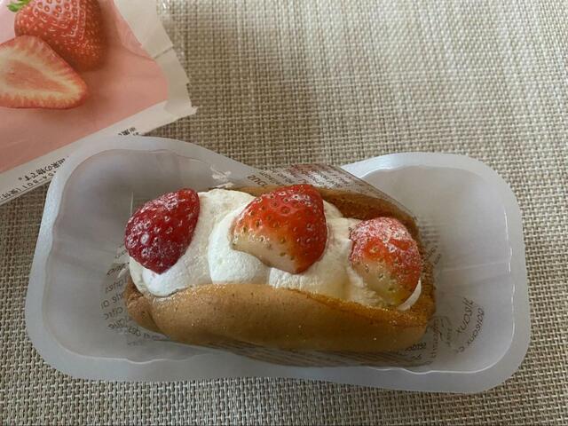 【ファミリーマート　ふわふわケーキオムレット　いちご】フォークで食べでもかぶりついても◎