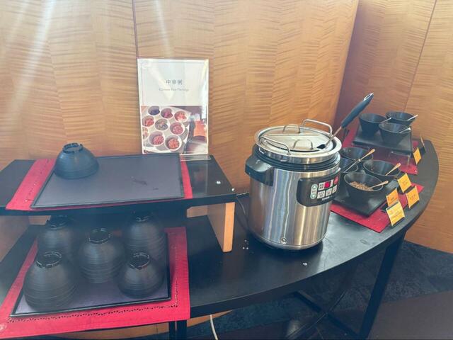 【カフェトスカ モーニングブッフェ】ほかほかの中華粥◎薬味が豊富で自分好みにカスタムできるのが魅力！