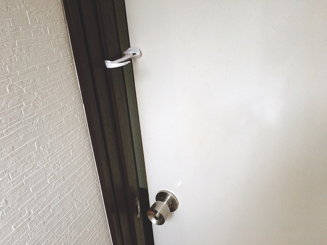 【Door Monkey ドアロック＆ピンチガード】内側からでも外側からでもロックできるすぐれもの