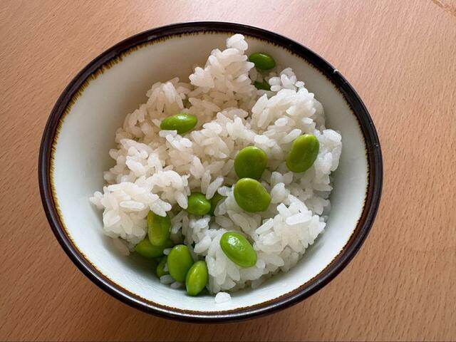 【ロピア 今日のエダマメ】さやから出してご飯に混ぜてみると、彩り豊かな枝豆ご飯になりました！