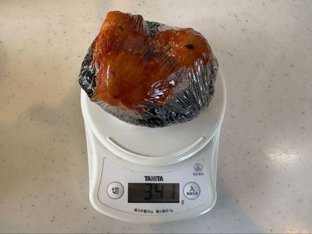 【ロピア 小林さんちのおにぎり】ヤンニョムチキンのおにぎりをキッチンスケールで測定♪341gとこちらも重量級!