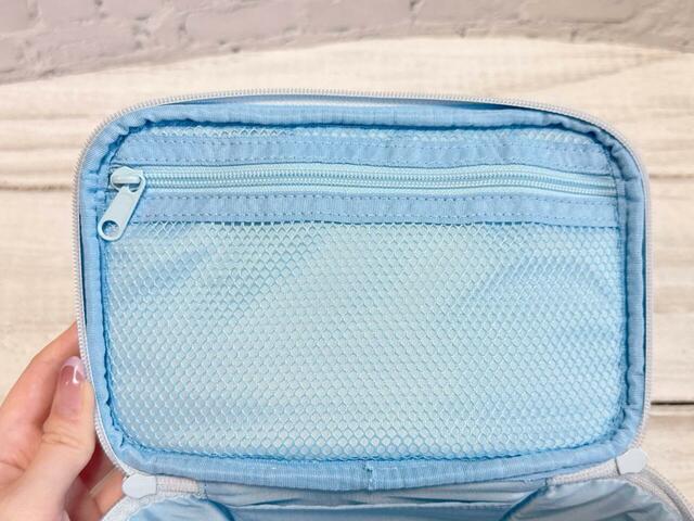 蓋の内側にはファスナーメッシュポケット付き【サンリオキャラクターズ当りくじ】「3．バニティケース／シナモロール」