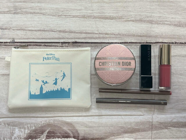 最低限持ち歩きたいコスメが入りました!