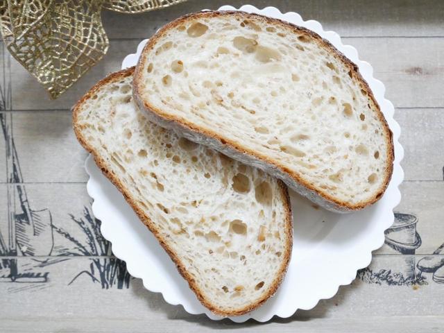 ライ麦粒がプチプチとはじけるような食感　石窯ライ麦粒のパン（石臼挽き小麦）／184円（税込）