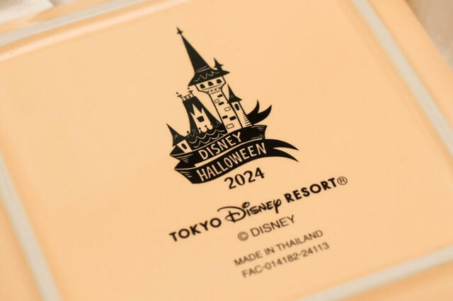 パンプキンクレープ、スーベニアプレート付き 1,200円｜東京ディズニーランド「スウィートハート・カフェ」、東京ディズニーシー「ザンビーニ・ブラザーズ・リストランテ」｜東京ディズニーリゾート「ディズニー・ハロウィーン」スペシャルメニュー