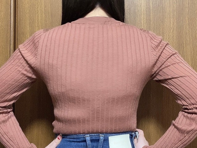 PEACH JOHNの「ヌーディブラ」着用。背中も少しラインを拾ってしまっている印象