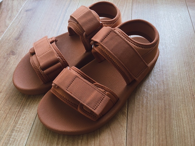 【ユニクロのテープサンダル】シンプルでも個性的な色合いでファッショナブル