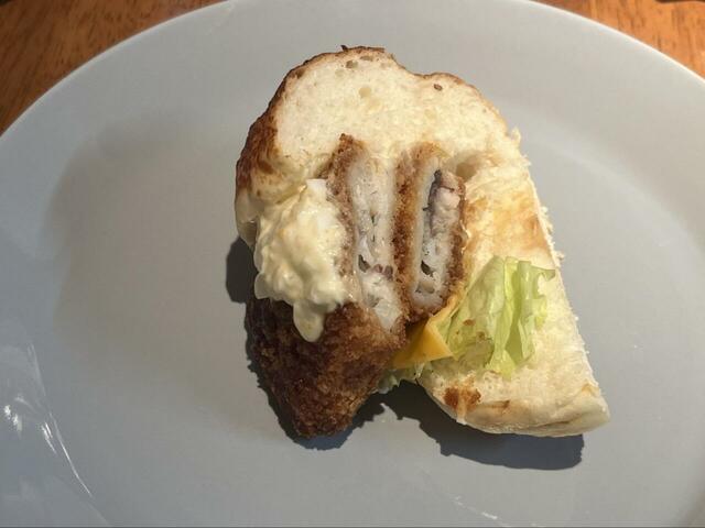 【ヤオコー タルタルフィッシュバーガー】フィッシュとタルタルを味わうためのバーガーはスライスチーズも入っていて相性抜群！