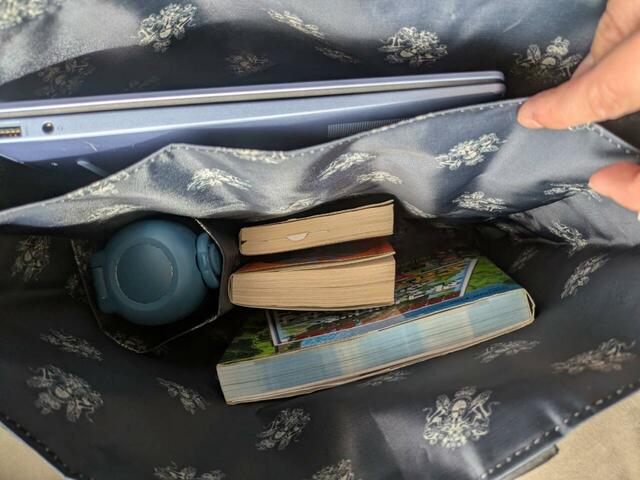 PCや単行本、水筒などを入れてもまだだいぶ余裕があります