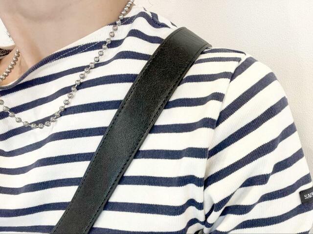 【niko and...　オリジナル6ポケットタッセルショルダーバッグ】ショルダーストラップはクッション性が高く、幅も太めに設計されているので重い荷物を入れても肩当たりがとても優しい！