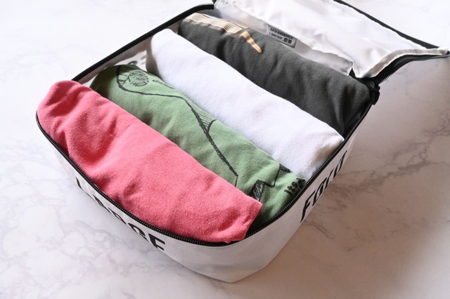 【ユニクロ×ANYA HINDMARCH「スクエアポーチ」】Tシャツはくるくるっとまとめるとぴったり4枚収まりました