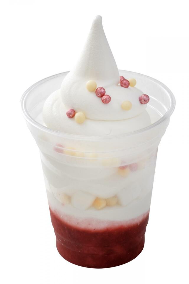 スペシャルサンデー（ストロベリー＆チーズホイップ） 780円｜東京ディズニーランド「ディズニー・パルパルーザ“ミニーのファンダーランド”」スペシャルメニュー｜東京ディズニーリゾート40周年“ドリームゴーラウンド”｜発売期間：2023年12月26日（火）〜2024年3月31日（日）｜販売店舗：東京ディズニーランド「アイスクリームコーン」