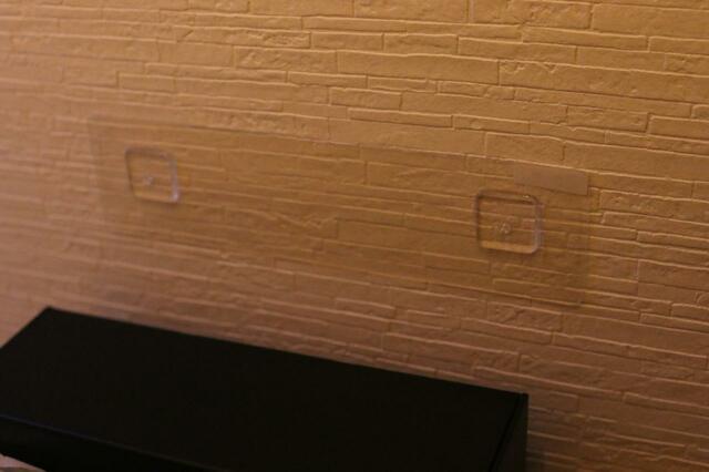 【山崎実業Tower ウォールペーパーホルダー】石膏ボードへはピンで、それ以外はシールでも取り付けられます