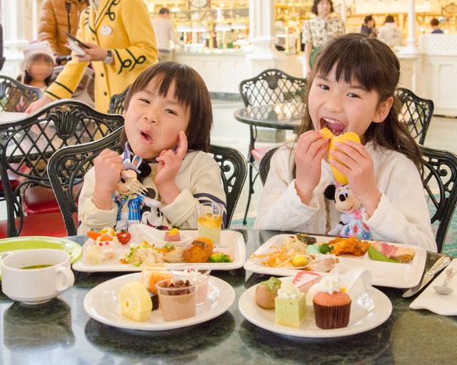 イースターは、みんなでレストランでお祝い! ©Disney