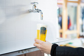 蛇口からビールが！