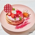 「Disney HARVEST MARKET By CAFE COMPANY（ディズニー ハーベストマーケット バイ カフェ カンパニー）」キュートな料理研究家のピンクベリーパンケーキ 〜Minnie Style〜／2,200 円