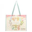 ショッピングバッグ 1,000円｜高さ約35×幅約45×マチ約14cm｜「ダッフィー＆フレンズのフロム・オール・オブ・アス」グッズ｜東京ディズニーリゾート40周年“ドリームゴーラウンド”｜発売日：2023年4月10日（月）｜販売店舗：東京ディズニーシー「マクダックス・デパートメントストア」