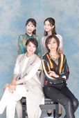 前列左から）珠城りょう、湖月わたる　後列左から）花乃まりあ、夢咲ねね