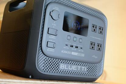 大容量なのにコンパクト。BLUETTIの新作ポタ電「AORA 300」は、「家に