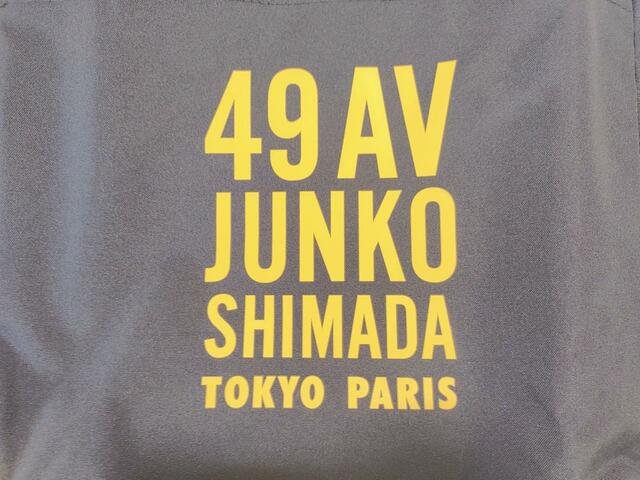 ネイビーのバッグに、イエローのロゴが映えます