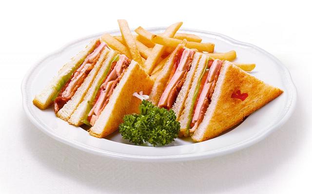 ハムとチキンのクラブハウスサンド