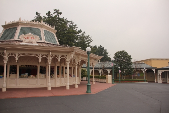 34 ゴールは「プロムナードギフト」の右奥の建物 ©Disney