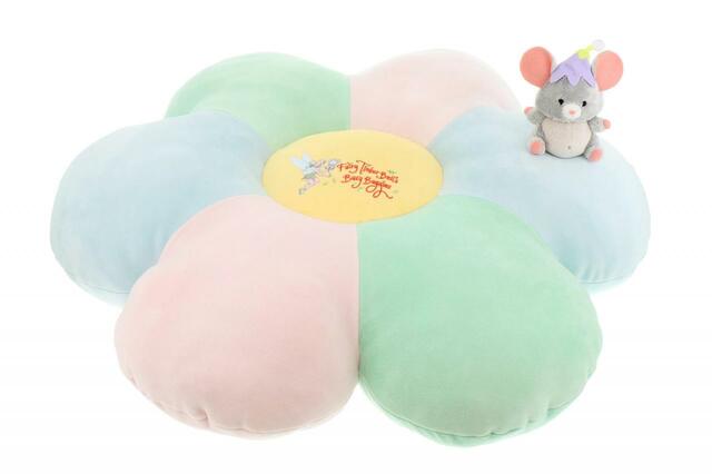 クッション 5,400円|「フェアリー・ティンカーベルのビジーバギー」をテーマにしたグッズ|東京ディズニーシー新テーマポート「ファンタジースプリングス」販売店舗:東京ディズニーシー「エンポーリオ」|発売日:2024年5月28日(火)