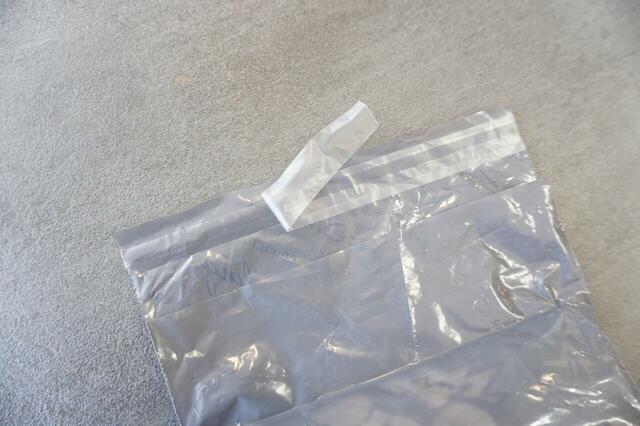 テープで止めてにおいを防ぐ