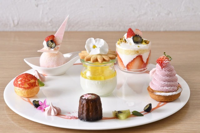 【箱根スイーツコレクション2025】湯本富士屋ホテル［ラウンジ ウィステリア］「シャン･ド･フルール Champs de fleurs ～色とりどりのスイーツに囲まれて～」2,800円、コーヒーまたは紅茶付 3,500円