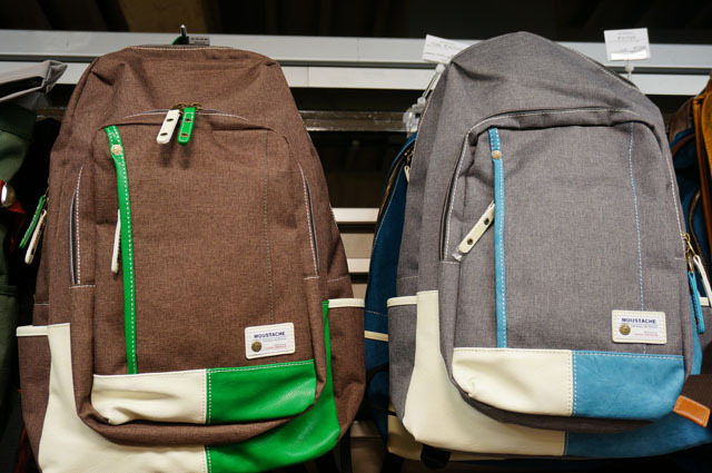 かわいいカラーの、レザー使いのリュック