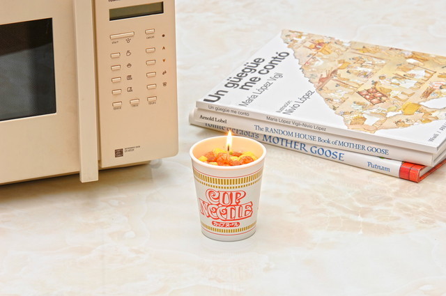 カップヌードルキャンドル 　©2012NISSIN FOODS HOLDINGS CO．，LTD．　（画像協力：カメヤマ株式会社）