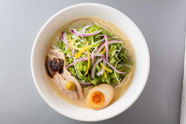 野菜たっぷり水炊き鶏白湯ラーメン