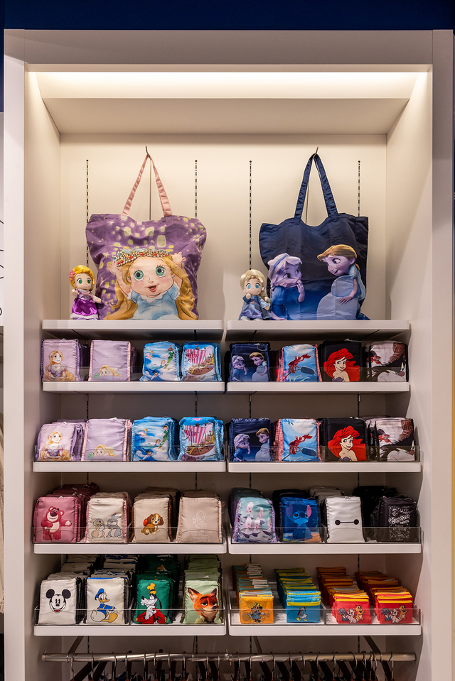 【ディズニーストア 太田イオンモール店】店内のアイテム