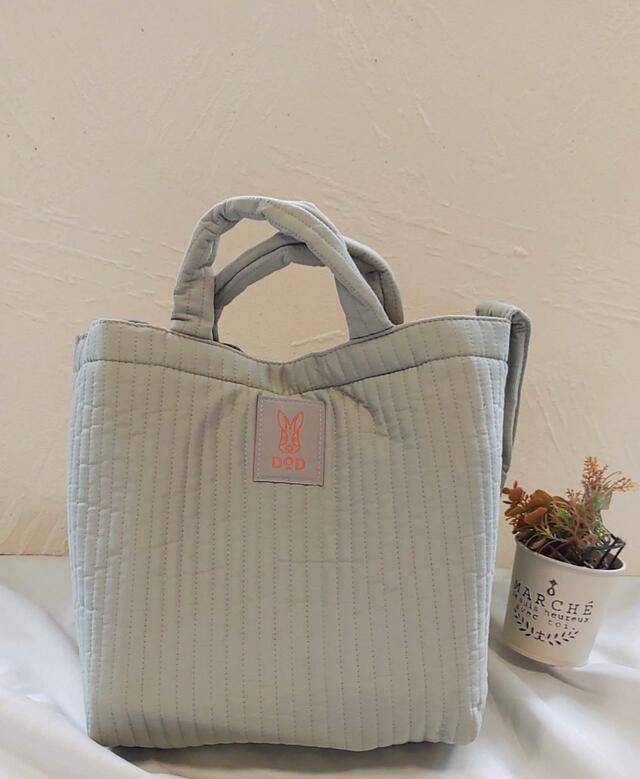 バッグは物を入れると自立する『リンネル』11月号付録「DOD（ディーオーディー）ふわふわで軽いキルティングバッグ」