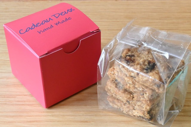 【カドー ドゥ】「オートミールビスケット りんごとぶどう」はパッケージの赤も華やか。内容量は4個入りです。