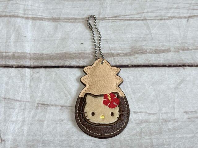 ホノルル・クッキー・カンパニーのパイナップル型クッキーを模したデザインのチャーム