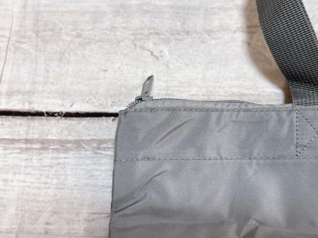 ファスナーで開閉する仕様