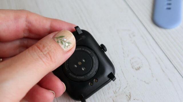 【3COINS デバイスバンドplus】本体にあるボタンは「龍頭(りゅうず)」のみ