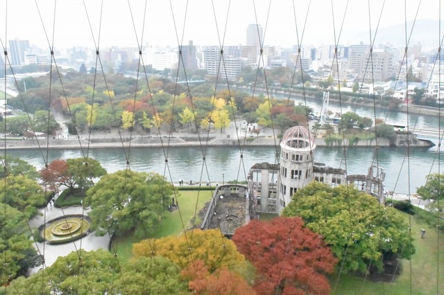メッシュ越しに広島の街を眺める