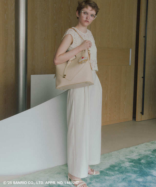 【シナモロール×VIS】「ハートカットバッグ LARGE」ベージュ ¥8,899/A4や13インチPCも入る、容量たっぷりのLサイズ