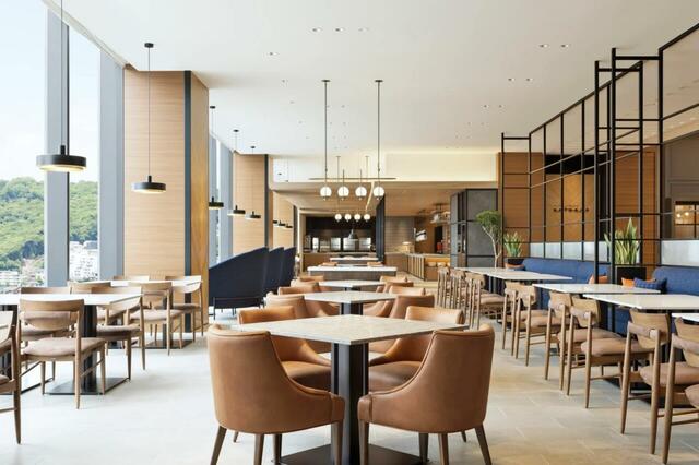 「ブッフェレストラン「ブリッジ」」【「和牛もも肉のローストビーフ」も登場!シェラトングランドホテル広島でクリスマスシーズンを彩る“豪華ブッフェ”開催!】