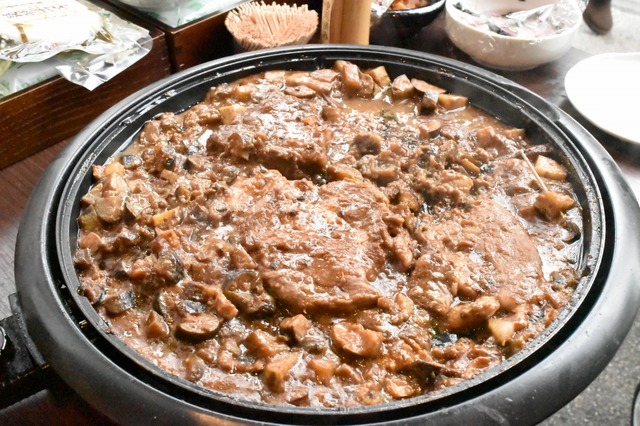 豚肉の味噌漬けをナスと一緒に煮込んだものを試食させてくれる