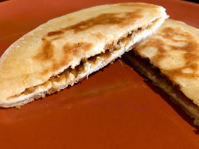 【業務スーパー ホットク】生地がもちもちなので切るのが大変 屋台料理らしく手づかみで食べるのも良さそうですね